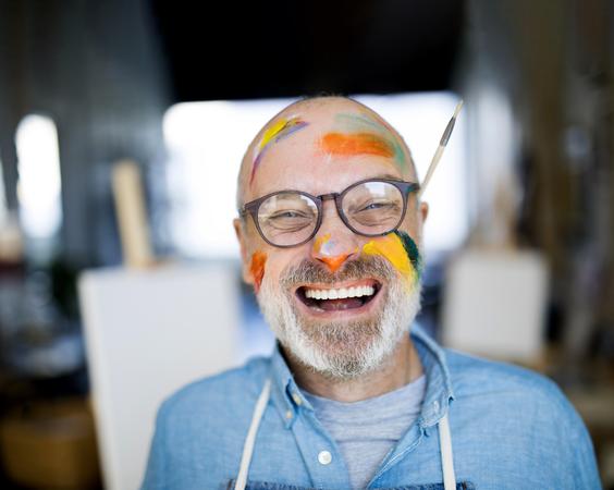 Ateliers créatifs en résidence : stimuler l’imagination et favoriser le bien-être des aînés